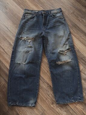 Zara Women’s Distressed Barrel Blue Jeans